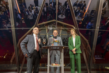 Beim Weinempfang des Deutscher Raiffeisenverband e.V. (DRV) in Berlin (v.l.): Henning Seibert (Vorsitzender des DRV-Fachausschusses Weinwirtschaft), Franz-Josef Holzenkamp (DRV-Prsident)  und Eva Brockmann (Deutsche Weinknigin).