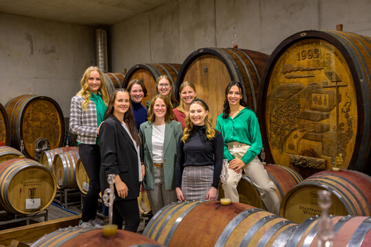 Die aktuellen Weinhoheiten treffen auf die fnf Anwrterinnen (v.l.): Birthe Meseke (Weinprinzessin), Vivien Jesse (Kandidatin), Lisa-Marie Blatt (Weinprinzessin), Larissa Salcher (Kandidatin), Carolin Golter (Weinknigin), Jule Mayr (Kandidatin), Claudia Anacker (Kandidatin) und Mariell Sophie Pichl (Kandidatin).