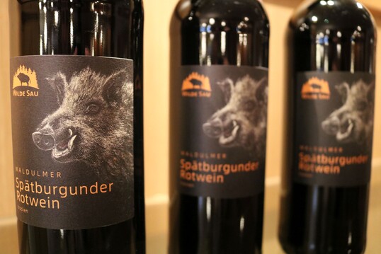 Der Wilde Sau-Wein ist ein aromatischer Sptburgunder Rotwein der Waldulmer 
Winzergenossenschaft aus Kappelrodeck. Es passt hervorragend zu Wildschwein-Gerichten.