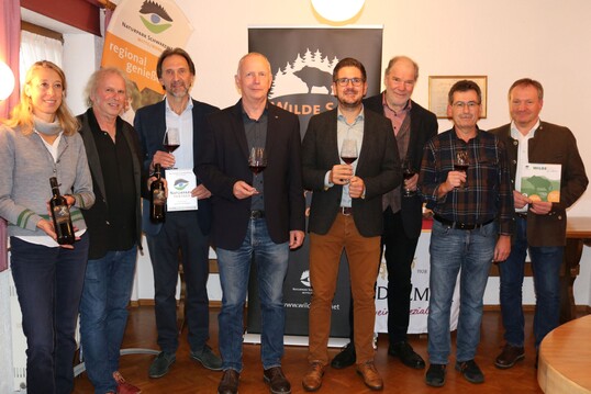 Stolz auf den Wilde-Sau-Wein und die Auszeichnung zum Naturpark-Partner (v.l.): 
Simone Braun (Wilde SauProjektmanagerin beim Naturpark), Uwe Baumann (Wilde Sau-Projektbegleiter), Georg Brsig (Geschftsfhrer der Waldulmer WG), Karl-Heinz Dunker (Naturpark-Geschftsfhrer), Stefan Hattenbach 
(Brgermeister Kappelrodeck), Rolf Berlin (Vorsitzender der Naturpark-Wirte), Konrad Muler (Kellermeister, Waldulmer WG) und Joachim Seeger (Wilde Sau-Metzger).
