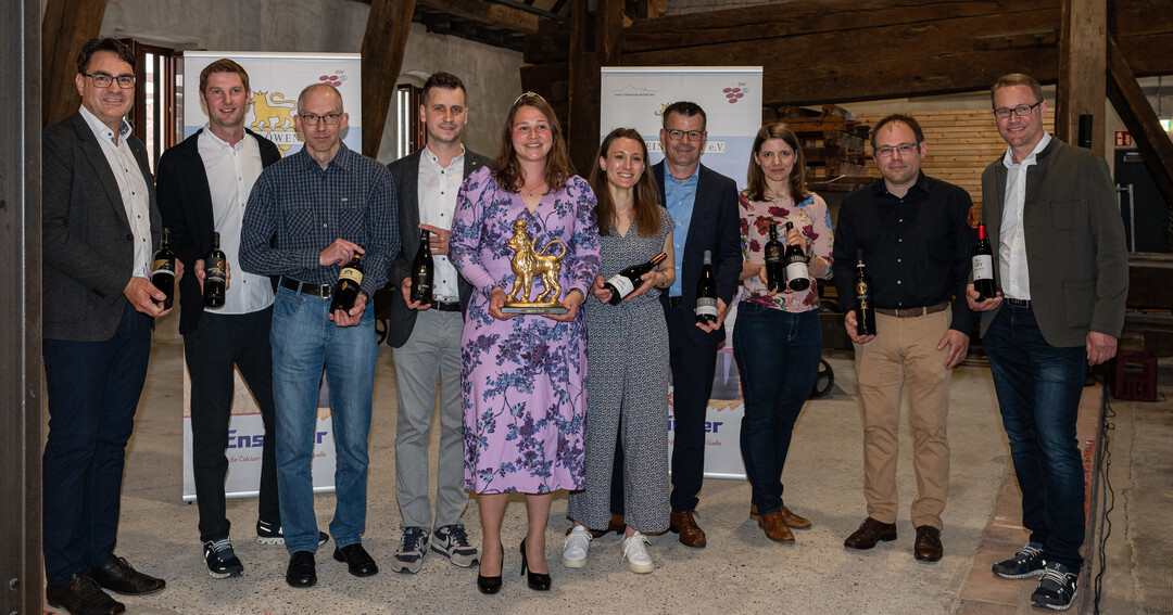 Preisverleihung 31. Vaihinger Löwe 2023 - internationaler Lemberger-Preis (v.l.): Martin Fischer (Weinlöwen e.V.), Lukas Hunsdorfer (Weingut Hunsdorfer), Thomas Eckert (Collegium Wirtemberg), Ludwig Schwarz (Weingut Schwarz), Lisa-Marie Blatt (Württemberger Weinprinzessin 2022/23), Sarah Hieber (Weingut Schäfer-Heinrich), Jürgen Zipf (Weingut Zipf), Mara Walz (Weinlöwen e.V.), Christian Laiß (Felsengartenkellerei Besigheim), Anton Iby (Weingut Iby).