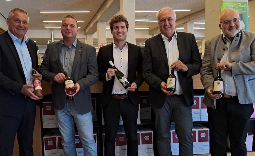 Das Führungsteam der Genossenschaftskellerei Heilbronn mit neuen Produkten (v.l.): Rainer Weber (Geschäftsführer Marketing/Vertrieb), Tobias Zeller (neuer Kellermeister), Daniel Drautz (Geschäftsführer), Justin Kircher (Vorstandsvorsitzender) und Arne-Klaus Maier (Kellermeister).