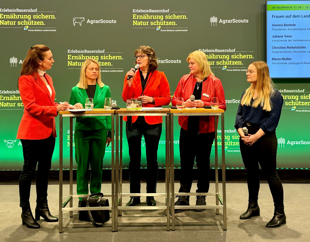 Diskussion in der Talkrunde (v. l.): Helena Felixberger (Moderatorin), Verena Bentele (Prsidentin des Sozialverbandes VdK Deutschland sowie Vorsitzende des Sozialverbands VdK Bayern), Juliane Vees (alternierende Vorsitzende der Vertreterversammlung der SVLFG), Christine Reitelshfer (Vizeprsidentin des Deutschen Landfrauenverbandes) und Maria Mller (Vorsitzende der Landjugend Rheinland-Nassau).