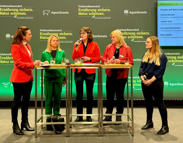 Diskussion in der Talkrunde (v. l.): Helena Felixberger (Moderatorin), Verena Bentele (Prsidentin des Sozialverbandes VdK Deutschland sowie Vorsitzende des Sozialverbands VdK Bayern), Juliane Vees (alternierende Vorsitzende der Vertreterversammlung der SVLFG), Christine Reitelshfer (Vizeprsidentin des Deutschen Landfrauenverbandes) und Maria Mller (Vorsitzende der Landjugend Rheinland-Nassau).