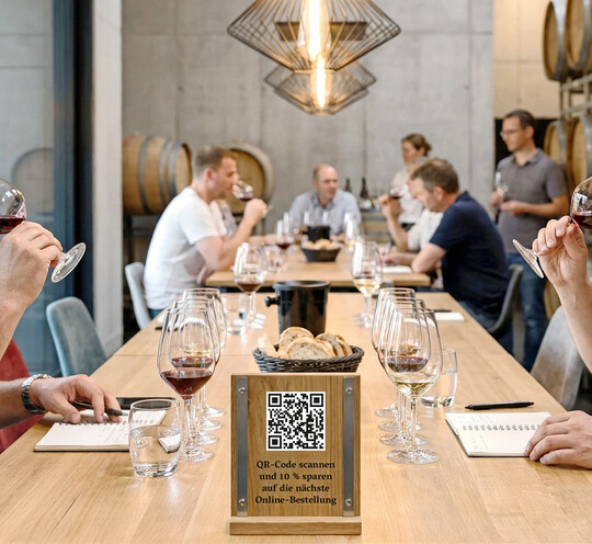 QR-Code als Blickfang platzieren: In kleinen Pausen dient den Kunde der Wechsel ins Digitale als Zeitvertreib.