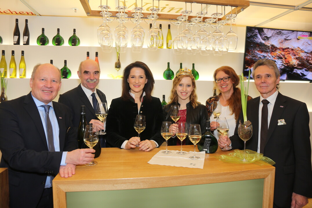 Präsident der Bayerischen Landesanstalt für Weinbau und Gartenbau Dr. Hermann Kolesch, Präsident des Fränkischen Weinbauverbands Artur Steinmann, Bayerische Staatsministerin für Ernährung, Landwirtschaft und Forsten Michaela Kaniber, Fränkische Weinkönigin Klara Zehnder, Gästeführerin Evelyn Hatzung, Leiter Weinbau und Oenologie Georg Bätz (v. l.)