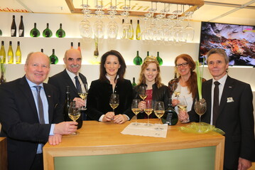 Prsident der Bayerischen Landesanstalt fr Weinbau und Gartenbau Dr. Hermann Kolesch, Prsident des Frnkischen Weinbauverbands Artur Steinmann, Bayerische Staatsministerin fr Ernhrung, Landwirtschaft und Forsten Michaela Kaniber, Frnkische Weinknigin Klara Zehnder, Gstefhrerin Evelyn Hatzung, Leiter Weinbau und Oenologie Georg Btz (v. l.)