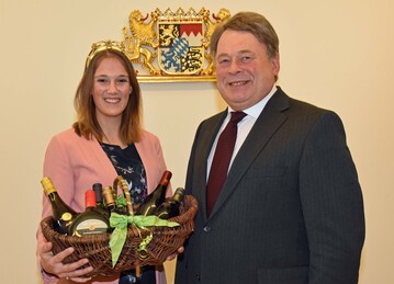 Weinknigin trifft Minister.