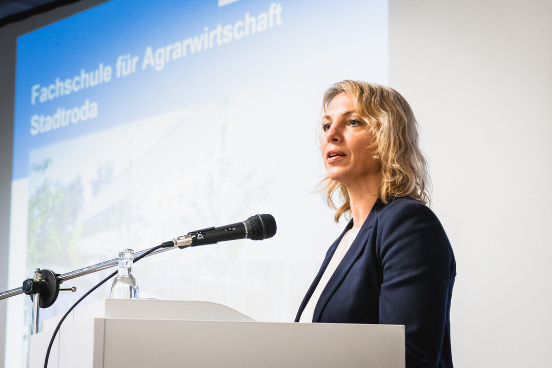 Ministerin Susanna Karawanskij bei der Schuljahreseröffnung 2021/2022 der Fachschule für Agrarwirtschaft des TLLLR.