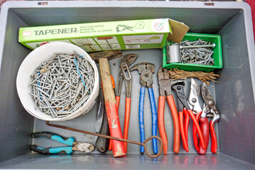 Kleines Winzerbesteck f�r drau�en: Blick in die Werkzeugkiste vor dem Kontrollgang durch die Rebanlage.