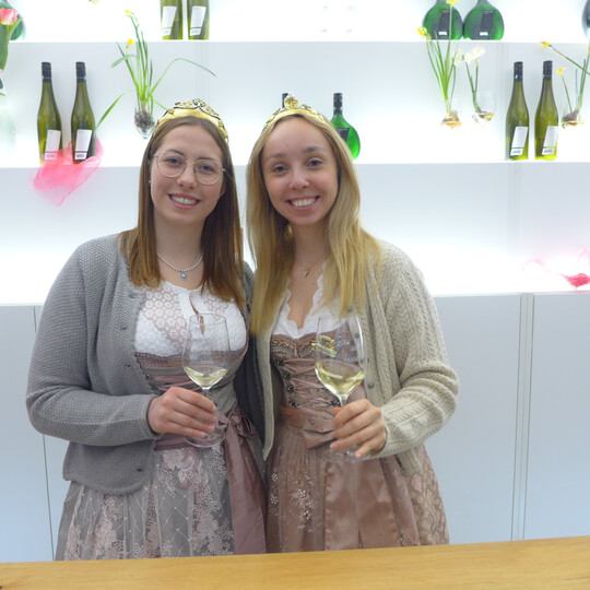 Am Frankenweinstand auf der Grnen Woche in Berlin (v. l.): die beiden Weinprinzessinnen Antonia Mller (Tauberrettersheim) und Marina Kleespies (Dingolshausen). 