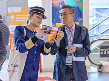 Lotsin � la Francaise: Eine Messehostess weist einem Besucher der WineParis 2025 den Weg.