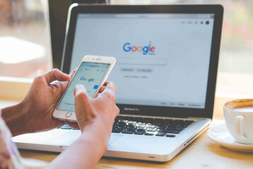 Indem Sie Ihre Produktbeschreibungen fr Suchmaschinen wie Google optimieren.