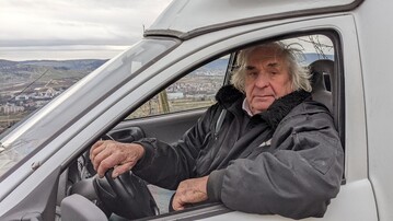 Blickt gelassen auf die Vergangenheit und hat noch einiges vor: Hermann Schmalzried mit Sohn Ben. Der Renault-Kastenwagen ist Kult.