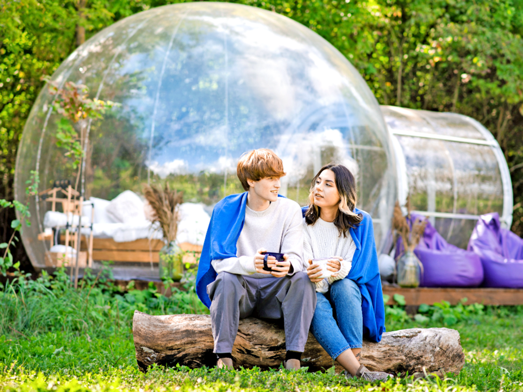 Schlafen wie in einer Seifenblase: Bubble Tents sind transparente, aufblasbare Zelte, die den Bewohnern ein einmaliges Naturerlebnis bieten.