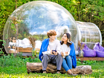 Schlafen wie in einer Seifenblase: Bubble Tents sind transparente, aufblasbare Zelte, die den Bewohnern ein einmaliges Naturerlebnis bieten.