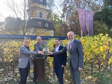 Stoen auf die gelungene Nachfolgeplanung an: Stiftungsdirektor Walter Herberth mit Matthias Wallrapp, Horst Kolesch und Joachim Brand (v.r.n.l.).