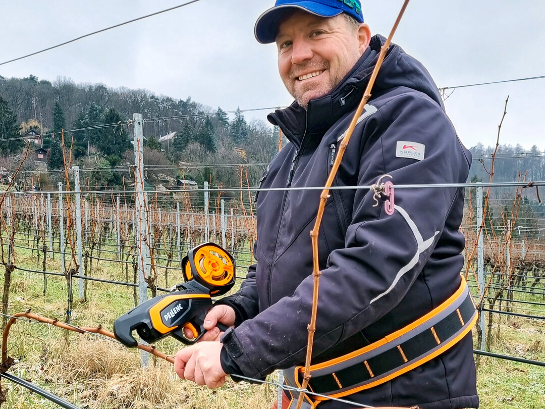 Hatte sich um die Teilnahme am �Rebe & Wein�-Praxistest beworben: Manuel Biedermann aus Fellbach (W�rttemberg) testete das neue Akku-Bindeger�t stellvertretend f�r unsere Leser.