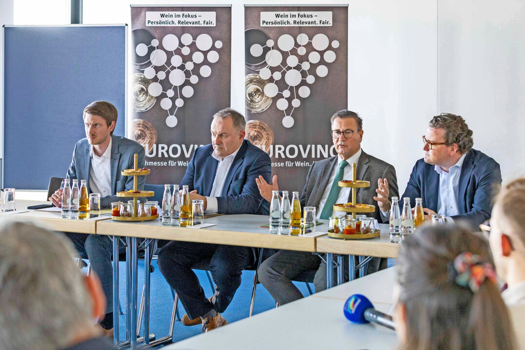 Pressekonferenz auf der Eurovino Karlsruhe: Peter Hauk MdL,�Minister f�r Ern�hrung, L�ndlichen Raum und Verbraucherschutz Baden-W�rttemberg, stellt gemeinsam mit Dietrich Rembold, Pr�sident des Weinbauverbands W�rttemberg, und Holger Klein, Gesch�ftsf�hrer des Badischen Weinbauverbands, ein neues F�rderprojekt f�r den Weinbau vor.