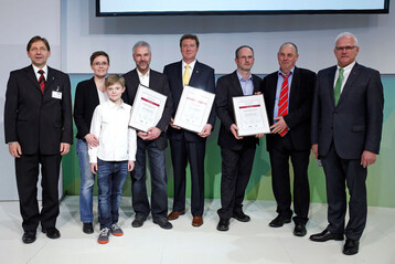 Peter Bleser (r.), Parlamentarischer Staatssekretr im Bundesministerium fr Ernhrung und Landwirtschaft, berreicht die Auszeichnung Bester Regentwein-Erzeuger 2013 an die Winzerbetriebe Winzerverein Hagnau (Baden), Weingut Bungert-Mauer (Ockenheim/Rheinhessen) sowie das Weingut Walter Schuh (Srnewitz/Sachsen).