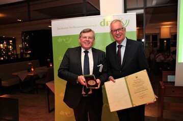 Der neue Trger der Raiffeisenmedaille, Dieter Weidmann (links), freut sich ber diese hohe Auszeichnung, die ihm Dr. Henning Ehlers berreicht. 