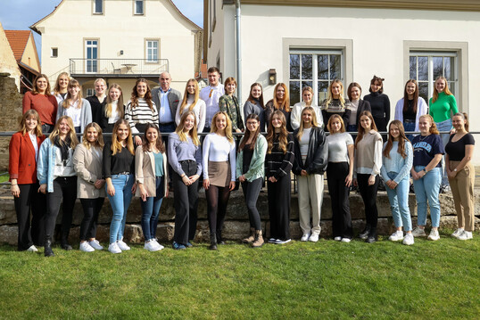 Die Teilnehmer des Weinhoheiten-Seminars 2024 in Iphofen.