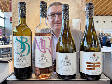 Ihn freut, dass der neue Auftritt so gut ankommt: Martin Kurrle am Messestand der Remstalkellerei auf der Eurovino in Karlsruhe.