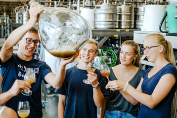 Die Grundlagen der Weinbereitung stehen in Ausbildung und Studium auf dem Lehrplan.