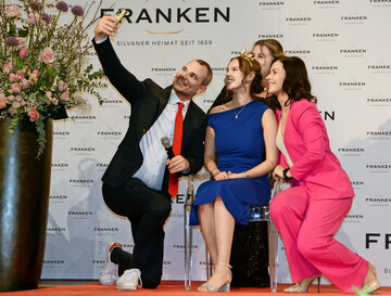 Fast schon hollywoodreif: Antonia Seilers allererstes Selfie als gekr�ntes Haupt.