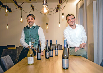 Christian Pumberger (links) und Christian Grlbauer haben gemeinsam das Weingut Christian im Innviertel aufgebaut. 