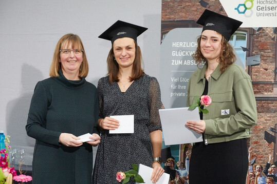 Prof. Dr. Simone Loos-Theisen (links) mit den beiden Peter Romeis-Stiftung-Preistrgerinnen.