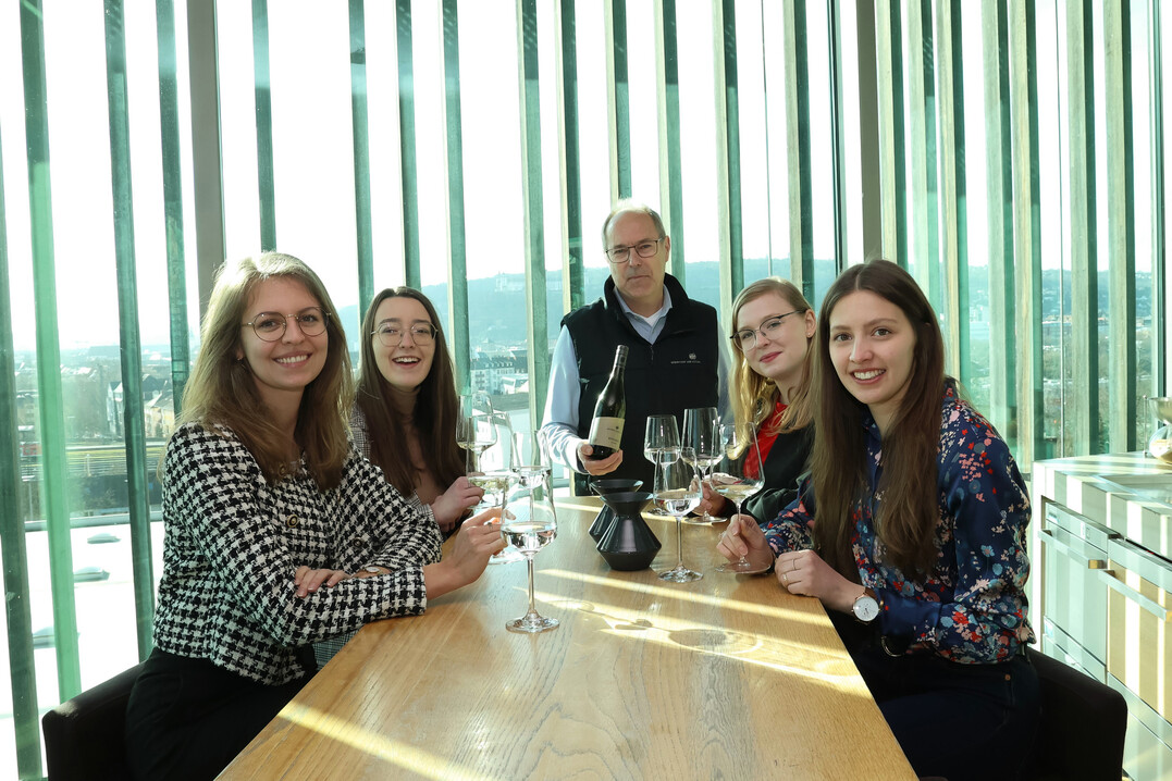 In der Vinothek des Weinguts am Stein (v. l.): Eva Brockmann Lisa Lehritter, Vertriebsleiter Christian Lau, Laetitita Stockmeyer und Anne Gümpelein. 