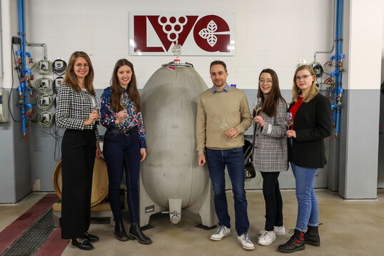 Beim Rundgang durch die Bayerische Landesanstalt fr Weinbau und Gartenbau (LWG) in Veitshchheim (v. l.): Eva Brockmann, Anne Gmpelein, Johannes Burkert, Lisa Lehritter und Laetitia Stockmeyer in den Versuchskeller der LWG. 