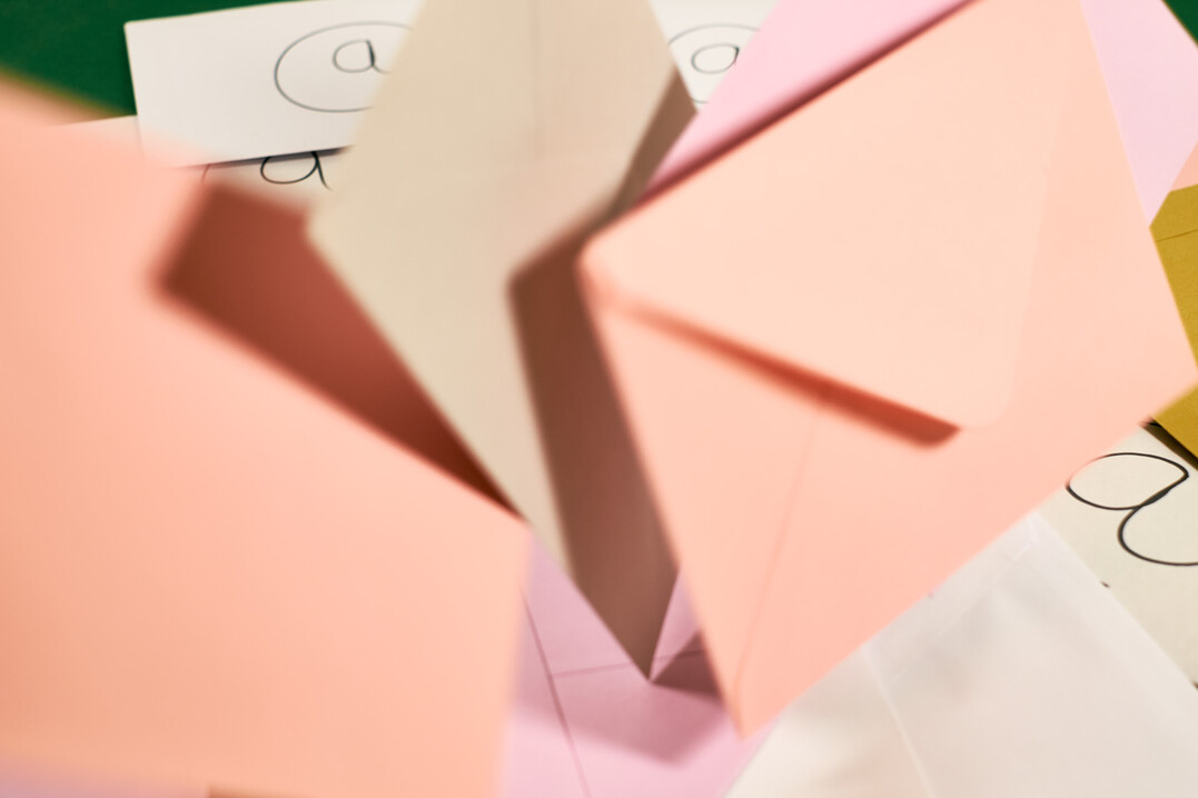 Ein Newsletter besteht aus Absender, Betreff, Kopfzeile, Hauptteil und Fußzeile.