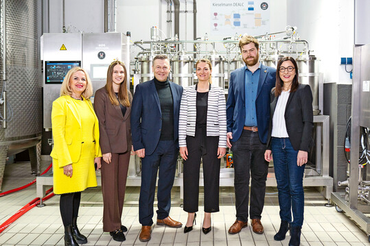 Gruppenfoto zur Er�ffnung (von loinks): Landr�tin Tamara Bischof, Weink�nigin Angelina Seiler, Vorstandsvorsitzender Claus Hochrein, Ministerin Judith Gerlach, Kellermeister Kilian Scheuring, MdL Barbara Becker