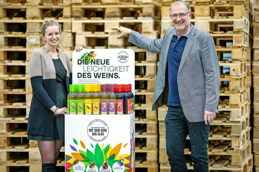 Spart knapp 90 Prozent Gewicht und halbiert den �kologischen Fu�abdruck: Janina und J�rg Krick wollen mit ihrer glasbeschichteten PET-Flasche den Weinmarkt revolutionieren.