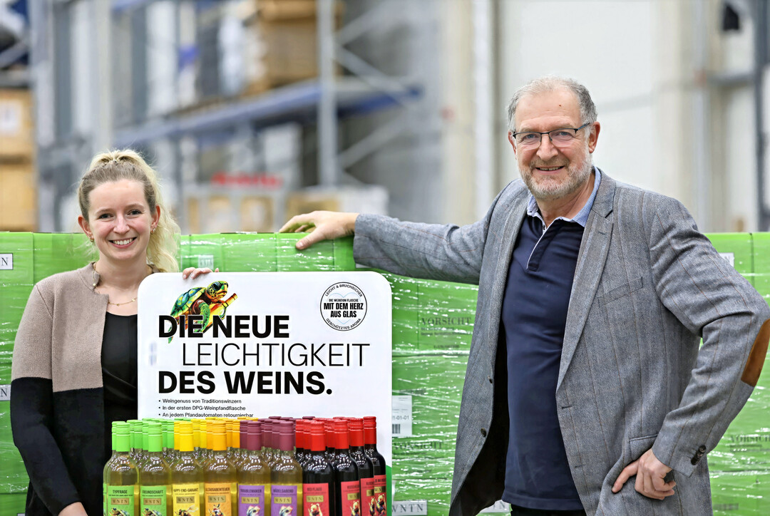 Spart knapp 90 Prozent Gewicht und halbiert den �kologischen Fu�abdruck: Janina und J�rg Krick wollen mit ihrer glasbeschichteten PET-Flasche den Weinmarkt revolutionieren.