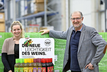 Spart knapp 90 Prozent Gewicht und halbiert den �kologischen Fu�abdruck: Janina und J�rg Krick wollen mit ihrer glasbeschichteten PET-Flasche den Weinmarkt revolutionieren.