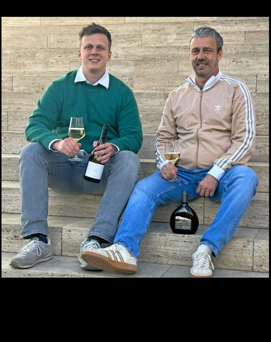 Bei den Dahms trifft der traditionelle Bocksbeutel auf die moderne Alkoholfrei-Linie Senzo: Wer bestehen will, muss mit der Zeit gehen, davon sind Vater und Sohn �berzeugt.