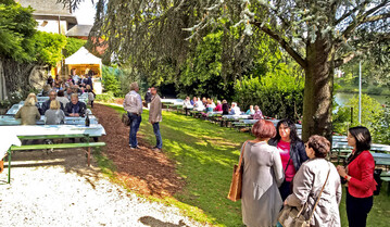 Dieses Foto von einem Luxemburger Weinfest zeigt das menschliche Verhalten bei gesellschaftlichem Beisammensein.