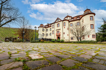 Das Besondere am Weingut Schloss Neuweier sind nicht nur seine hervorragenden Weine, sondern auch seine Weinberge. Insbesondere der Mauerberg mit den charakteristischen Trockenmauern hinter dem Schloss ist markantes Markenzeichen von Neuweier.