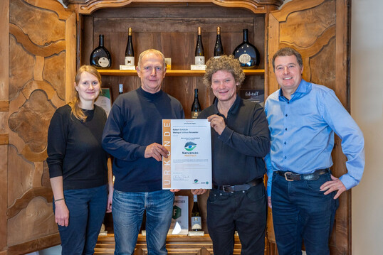 ber die Rezertifizierung fr den Einsatz des Weinguts fr eine nachhaltige Regionalentwicklung freuen sich (v. l.): Naturpark-Projektmanagerin Janina Hutt, Naturpark-Geschftsfhrer Karl-Heinz Dunker, der Inhaber des Weinguts Robert Schtzle und der Ortvorsteher des Reblands Ulrich Hildner.