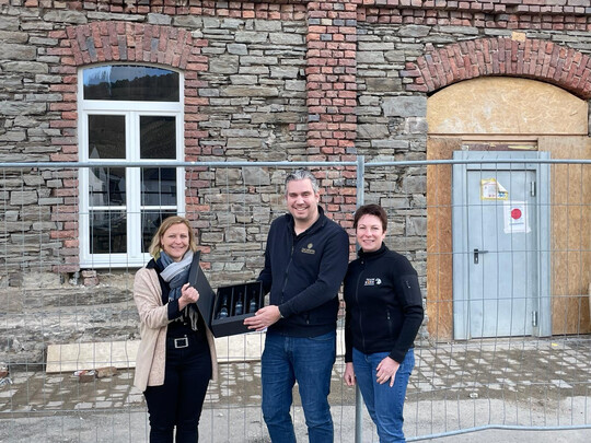 Spendenbergabe bei Dagernova Weinmanufaktur(v. l.): Ramona Fischer (Geschftsfhrerin Teamwerk Esslingen), Vivien Greber (Vorstand Dagernova) und Petra Rapp (Mitglied Teamwerk Esslingen). 
