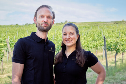 Jan Kristof Schmidt und Katharina Kruppenbacher kauften sich ein Weingut in Rheinhessen, dem sie nun neues Leben einhauchen.