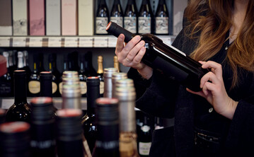 Die Abstze deutscher Weine gingen 2023 um neun Prozent zurck, wohingegen auslndische Weine nur zu einem Prozent weniger gekauft wurden.