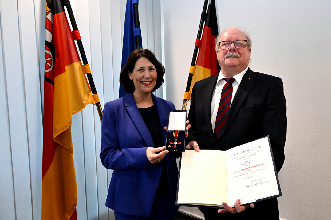 Die rheinland-pflzische Wirtschafts- und Weinbauministerin Daniela Schmitt ehrte Rolf Haxel mit dem Bundesverdienstkreuz am Bande.