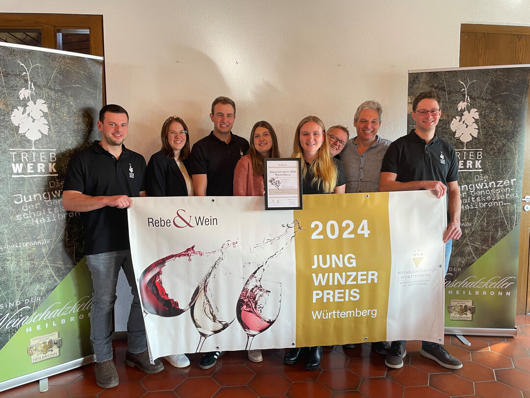 Bei der Preisbergabe (v. l.): Daniel Susset (Triebwerk), Larissa Salcher (Wrttemberger Weinknigin), Stephan Brecht (Triebwerk), Nicole Hiltebrandt (Triebwerk), Anika Stollsteimer (Triebwerk), Regina Klein (Rebe & Wein), Peter Albrecht (Weinbauverband Wrttemberg) und Simon Dorsch (Triebwerk).