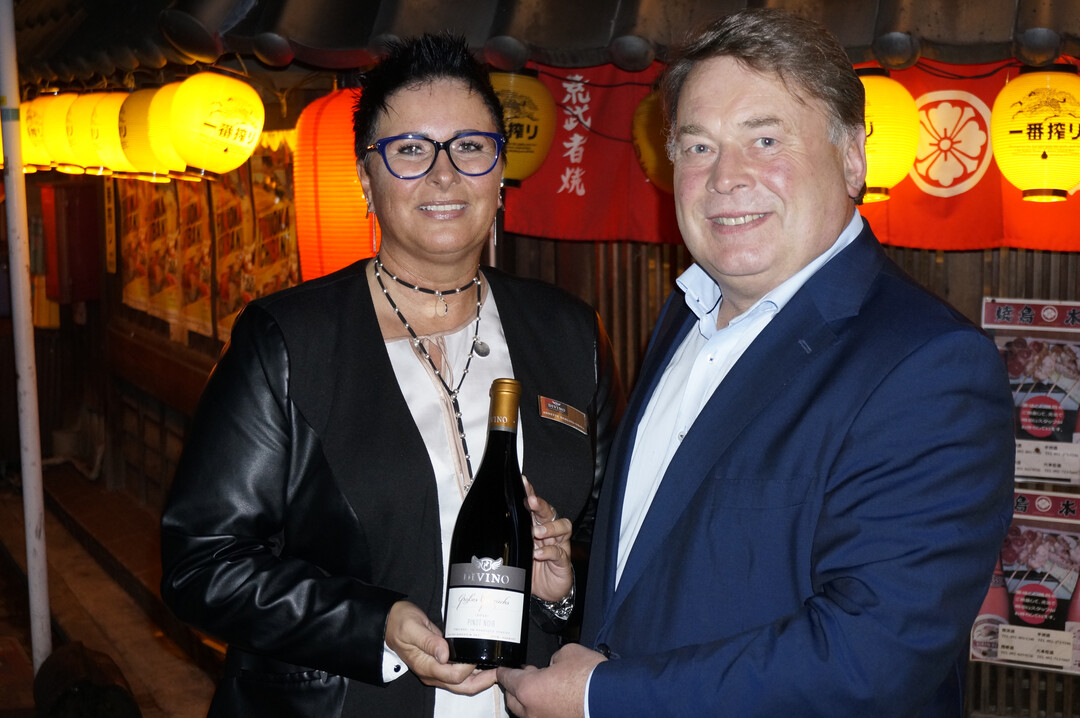 Minister Helmut Brunner mit der Marketing-Direktorin von Divino, Annette Rehling-Droll in der japanischen Hafenstadt Fukuoka.