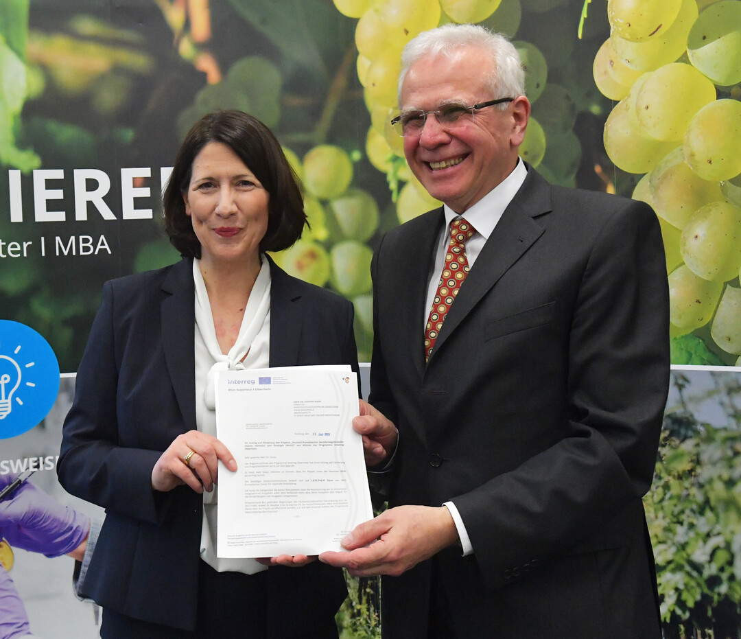 Die rheinland-pflzische Weinbauministerin Daniela Schmitt berreicht die Frderzusage in Hhe von rund 1,7 Mio. Euro an Dr. Gnter Hoos, Leiter des Dienstleistungszentrums Lndlicher Raum (DLR) Rheinpfalz.