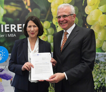 Die rheinland-pflzische Weinbauministerin Daniela Schmitt berreicht die Frderzusage in Hhe von rund 1,7 Mio. Euro an Dr. Gnter Hoos, Leiter des Dienstleistungszentrums Lndlicher Raum (DLR) Rheinpfalz.
